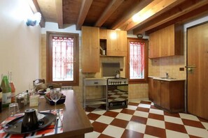 Apartment, 1 Schlafzimmer | Eigene Kochnische | Kühlschrank, Herdplatte, Kochgeschirr/Geschirr/Besteck, Esstisch