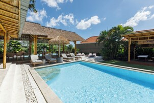Piscina externa, espreguiçadeiras