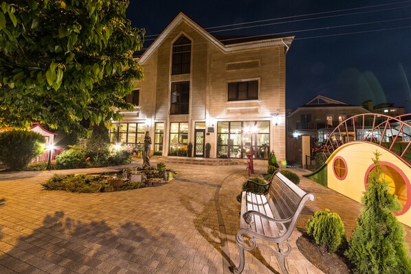 Front of property – evening/night - Hotel Olivia Anapa (Anapa)