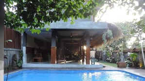حمّام سباحة خارجي، مقاعد للتشمس
