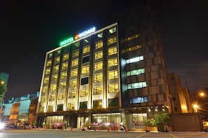 Front of property – evening/night - eHOME Hotel (Taoyuan City)