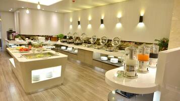 Esmorzar diari d'autoservei (150 TWD per persona)