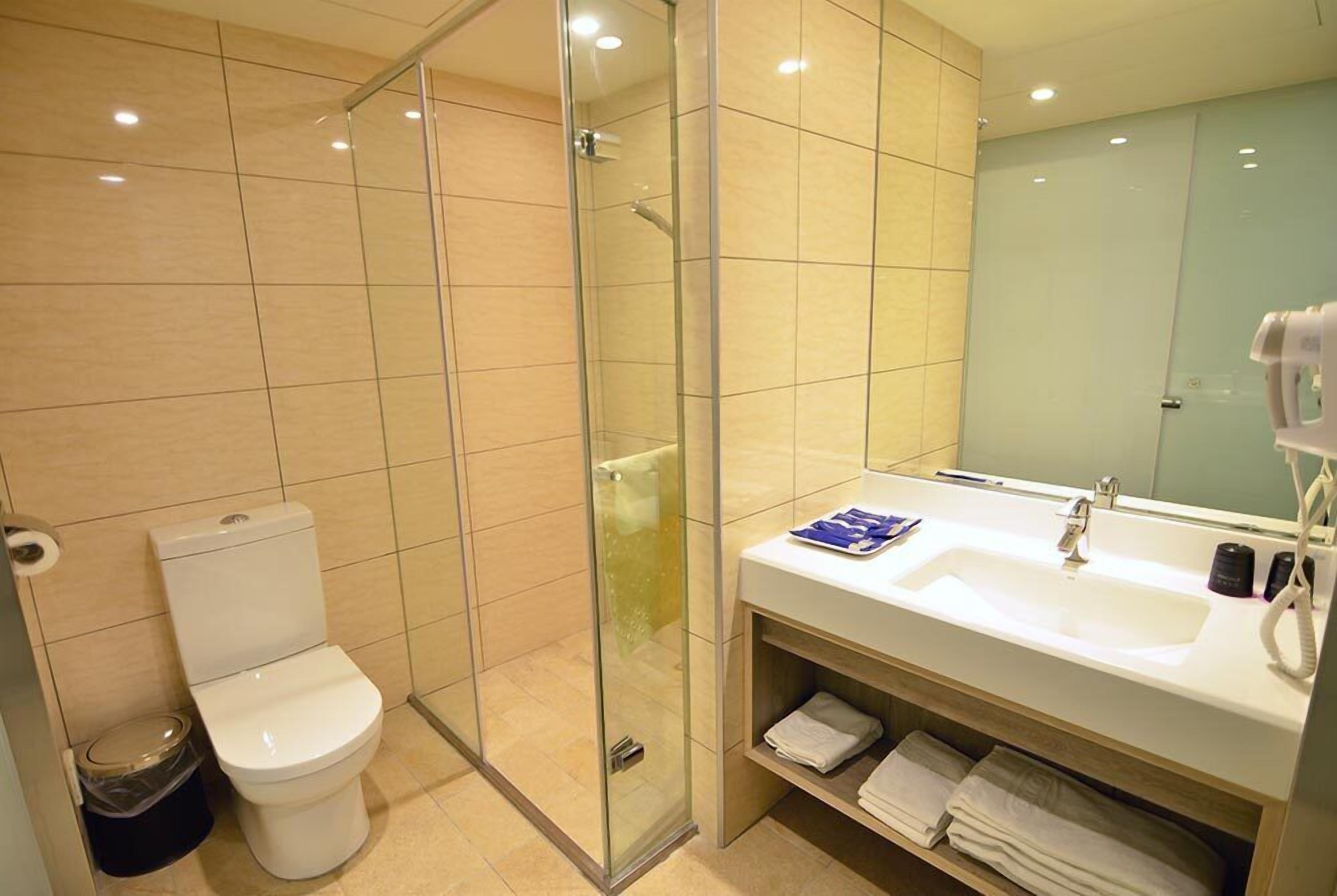 family quadruple room | bathroom | shower, free toiletries, hair dryer, slippers