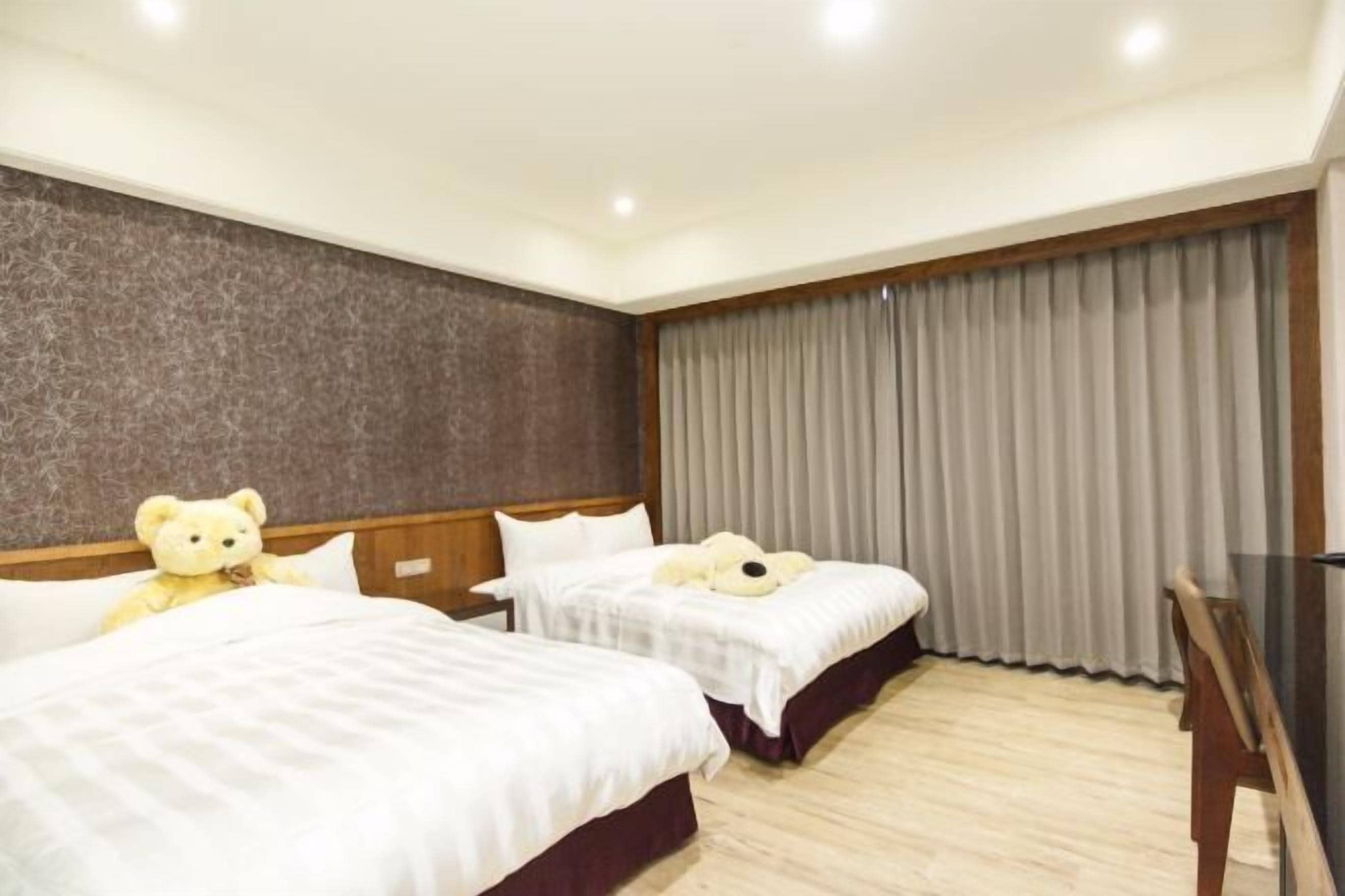 Caja de seguridad en la habitación y escritorio 