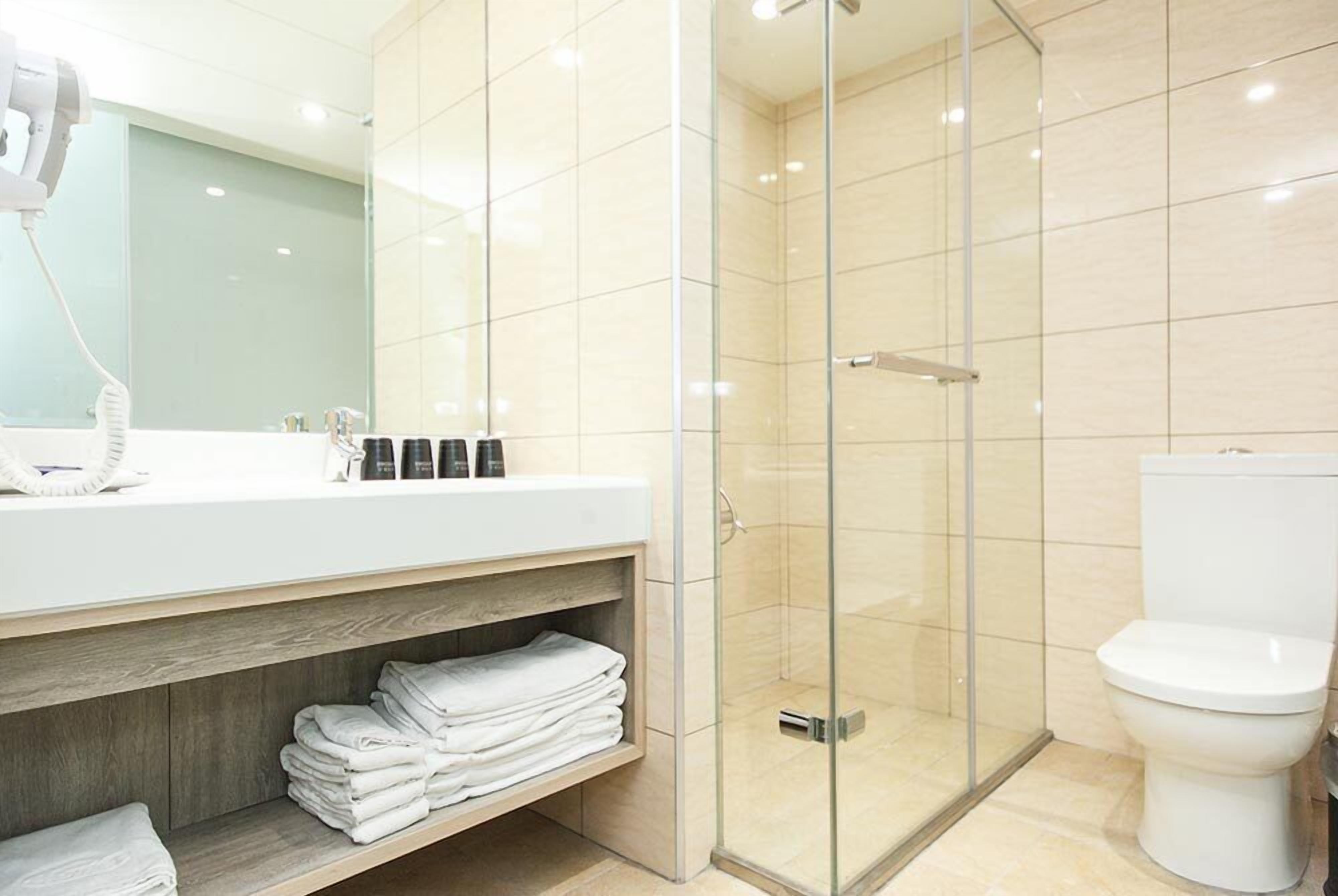 standard twin room | bathroom | shower, free toiletries, hair dryer, slippers