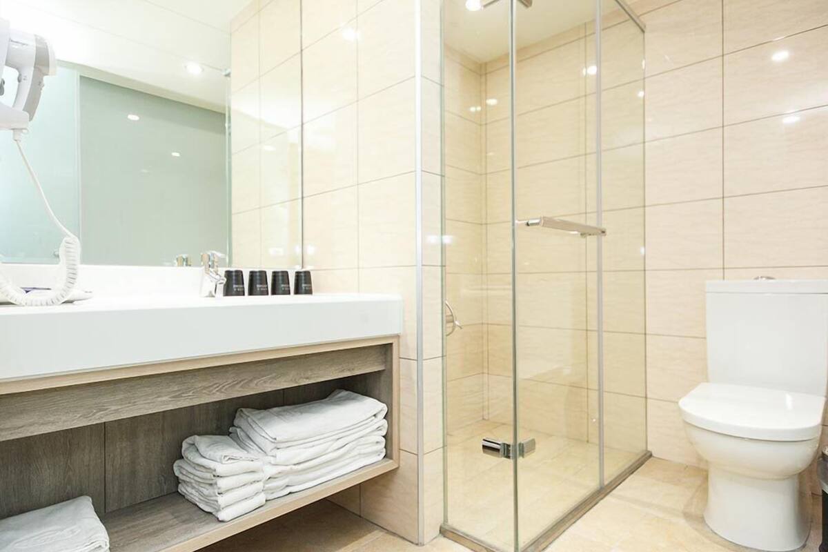 standard twin room | bathroom | shower, free toiletries, hair dryer, slippers