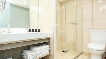 Standaard Twin kamer | Badkamer | Een douche, gratis toiletartikelen, een haardroger, pantoffels