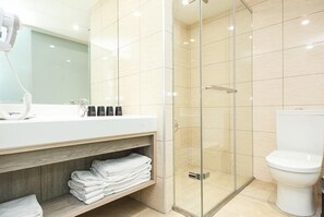 Standard Twin Room | Bathroom | Shower, free toiletries, hair dryer, slippers - eHOME Hotel (Taoyuan City)