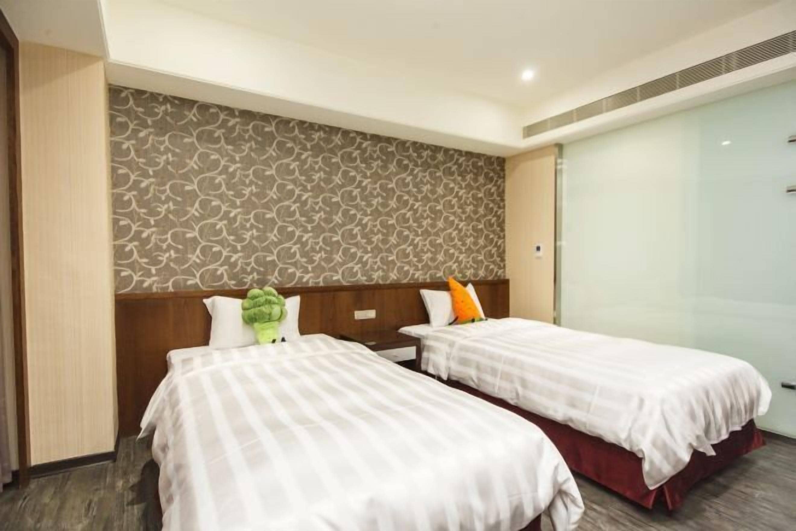 Caja de seguridad en la habitación y escritorio 