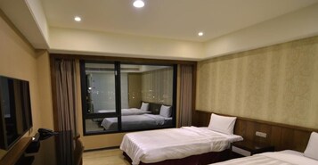 標準雙床房 | 客房內保險箱、書桌、筆電工作空間、遮光布/窗簾