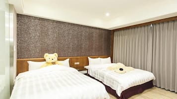 Habitació quàdruple familiar | Caixa forta a l'habitació i escriptori