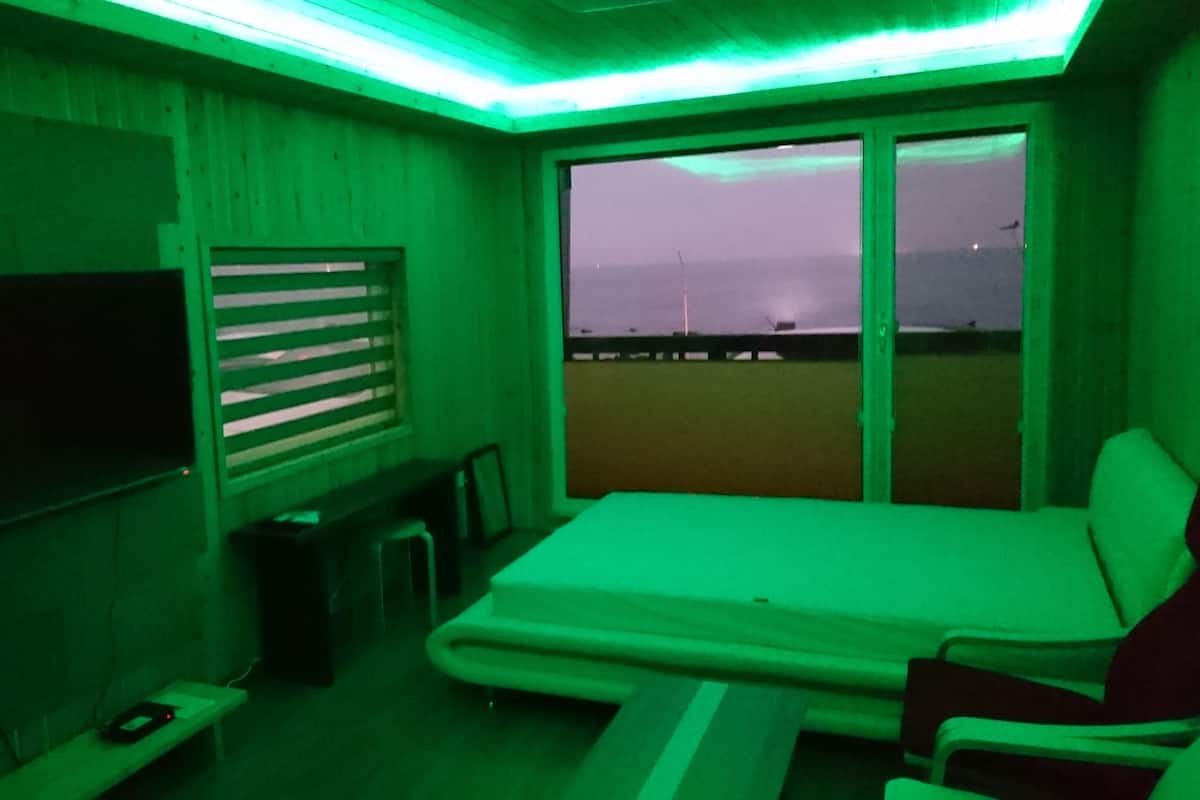 ห้องพัก, วิวทะเล (1F) | เครื่องนอนระดับพรีเมียม, เตียงเมมโมรีโฟม, โต๊ะทำงาน, ผ้าม่านกันแสง