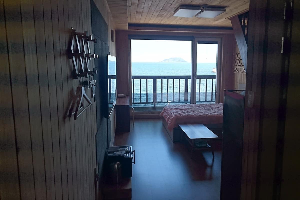 ห้องพัก, วิวทะเล (2F- Duplex) | เครื่องนอนระดับพรีเมียม, เตียงเ มมโมรีโฟม, โต๊ะทำงาน, ผ้าม่านกันแสง