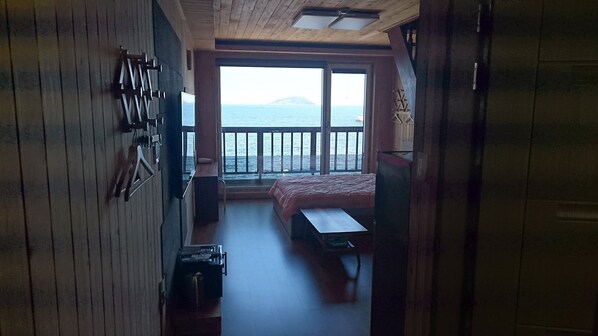 Premium bedding, memory-foam beds, desk, blackout curtains - Jeju  JYP (Jeju City)