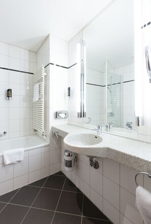 Grand Suite, Park View | Bathroom | Free toiletries, hair dryer, towels