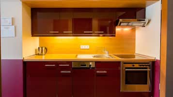 Refrigerador, placa de cocina, tostadora, utensilios de cocina