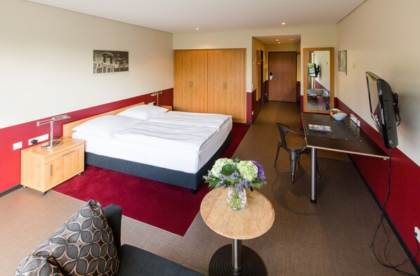 ملاءات للفراش لا تسبب الحساسية وخزنة داخل الغرفة ومكتب