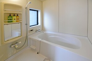 Family House | Bathroom | Separate tub and shower, free toiletries, hair dryer, slippers - Largo (Tokyo)