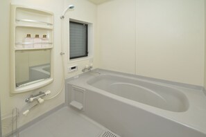 Family House | Deep soaking bathtub