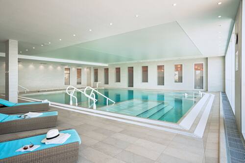 Piscine couverte, accès possible de 09 h 30 à 21 h 30, chaises longues