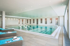 Piscine couverte, accès possible de 09 h 30 à 21 h 30, chaises longues