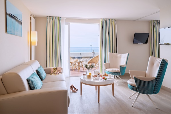 Suíte, terraço, vista para o mar | Cofres nos quartos, escrivaninha, quartos à prova de som