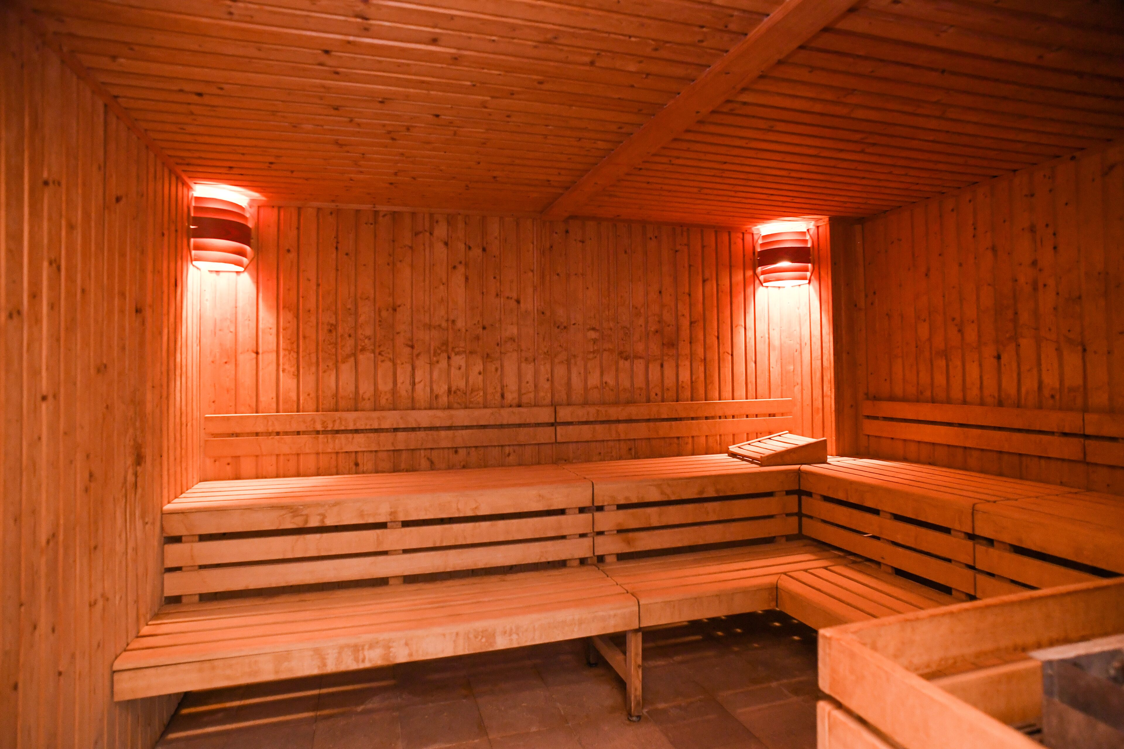 Una sauna con bancos de madera y paredes inclinadas.