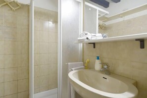 Estudio | Baño | Regadera, secadora de cabello, bidet, toallas