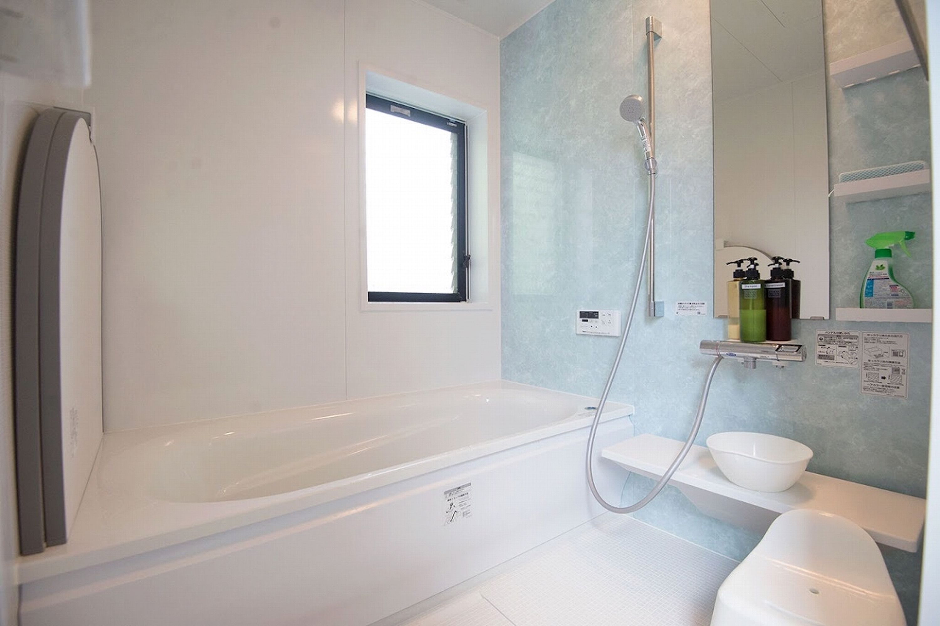 Un baño moderno con bañera, ducha y ventana.