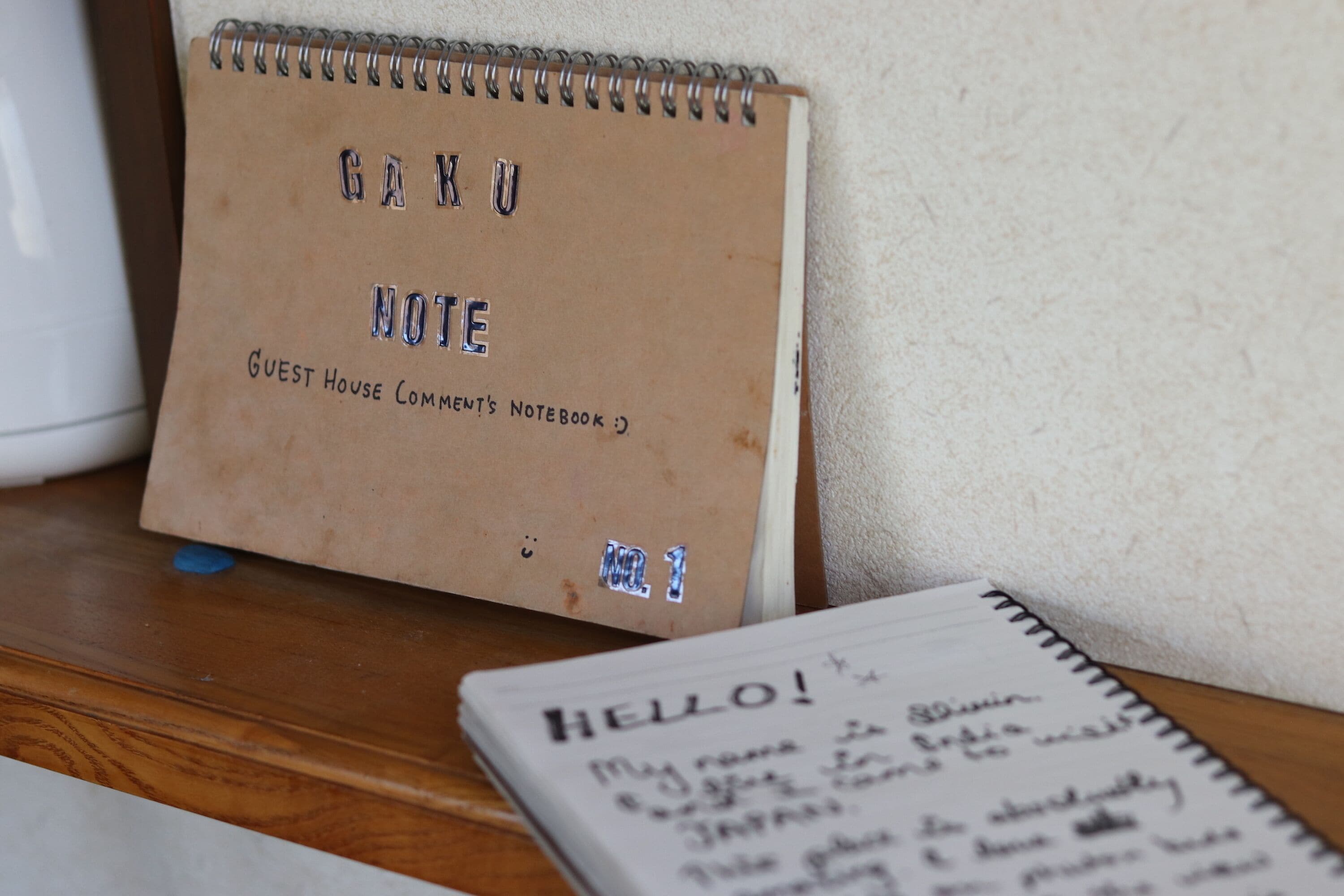 Un cuaderno con la etiqueta “LIBRO DE COMENTARIOS DE LA RESIDENCIA” y una nota manuscrita a su lado.