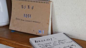 Un cuaderno con la etiqueta “LIBRO DE COMENTARIOS DE LA RESIDENCIA” y una nota manuscrita a su lado.