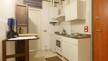 Apartamento, 1 quarto | Cozinha americana privada | Geladeira, cooktop, talheres/pratos/utensílios de cozinha