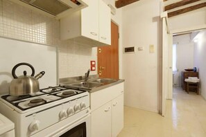 Apartment, 1 Bedroom | Private kitchenette | Fridge, stovetop, cookware/dishes/utensils - Mario Apartment Biennale (Venice)