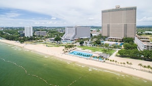 Pantai berhampiran 