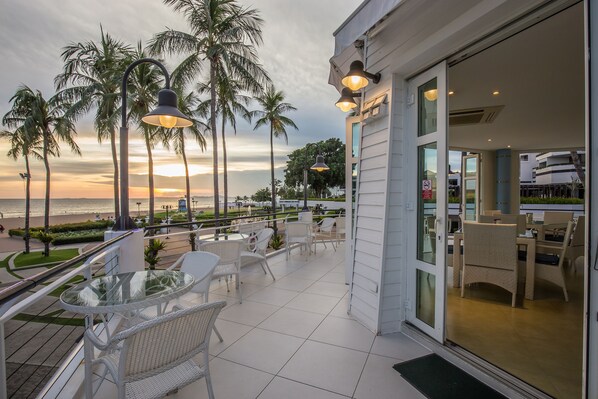 Melayani makan siang dan makan malam dengan sajian masakan internasional