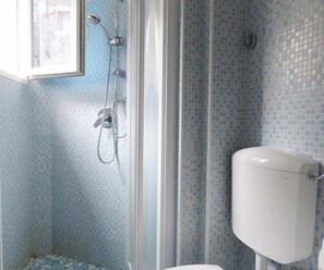 Apartment, 2 Bedrooms | Bathroom | Shower, hair dryer, bidet, towels