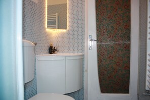 Ducha, secador de pelo, bidet, toallas