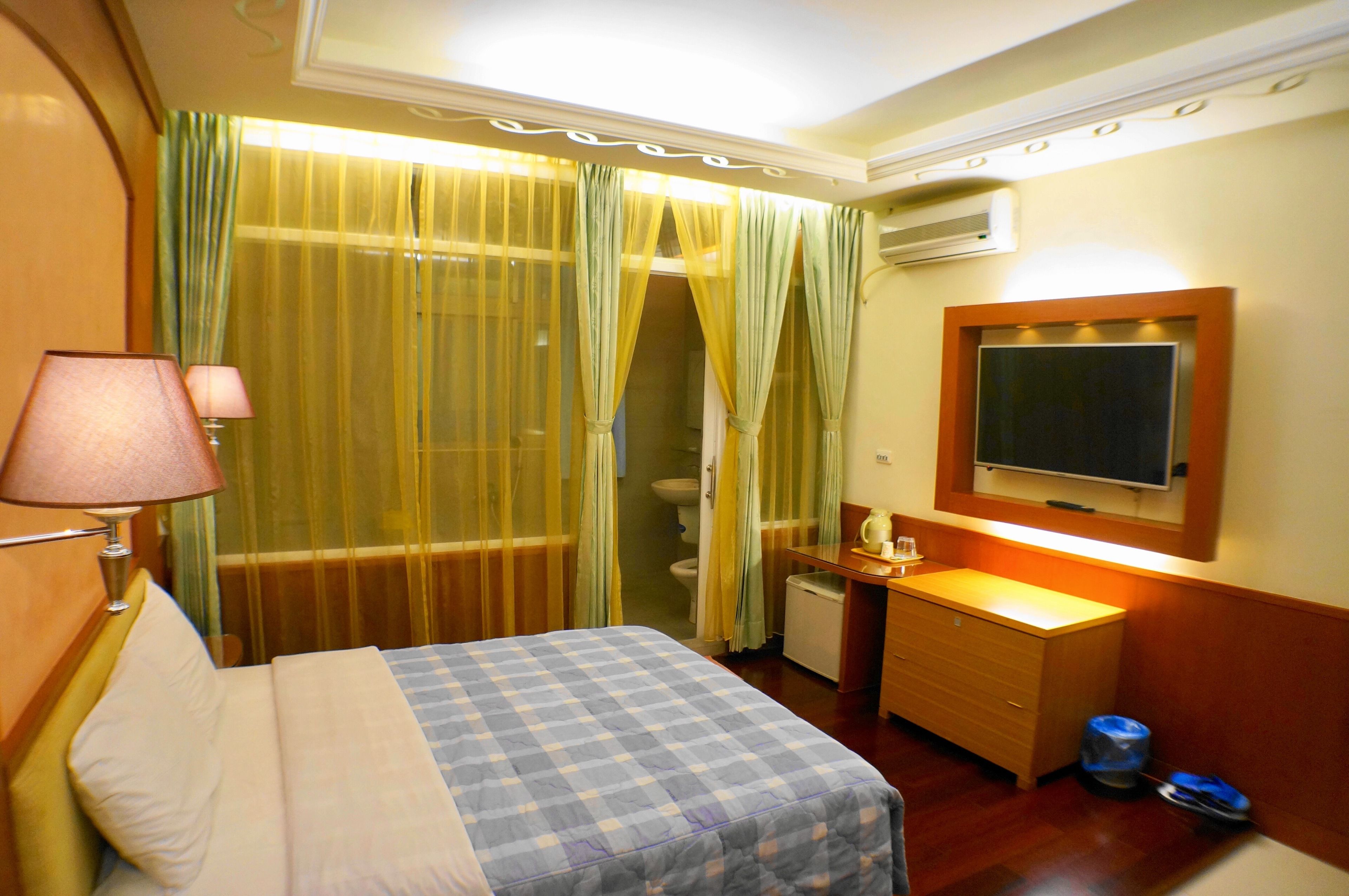 elite double room | blackout curtains, free wifi, bed sheets