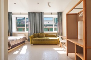 Quarto casal conforto | Cofres nos quartos, escrivaninha, espaço de trabalho para notebook