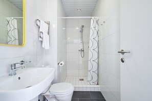 Quarto casal conforto | Banheiro | Chuveiro, secador de cabelo, toalhas de banho 