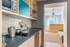 Apartamento | Cozinha americana privada | Refrigerador em uma área comum, micro-ondas em uma área comum