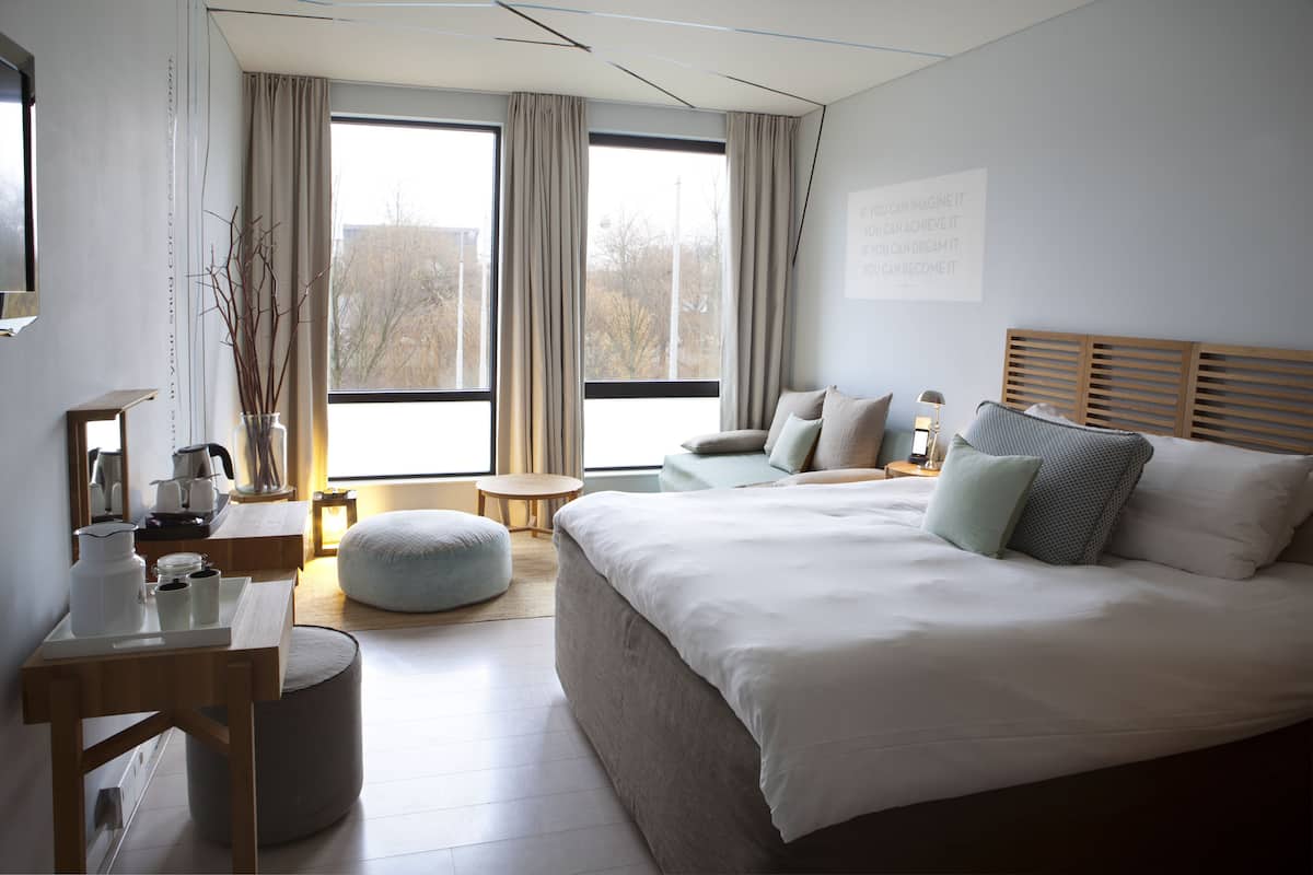 Tweepersoonskamer | Een kluis op de kamer, individueel gedecoreerd, individueel gemeubileerd