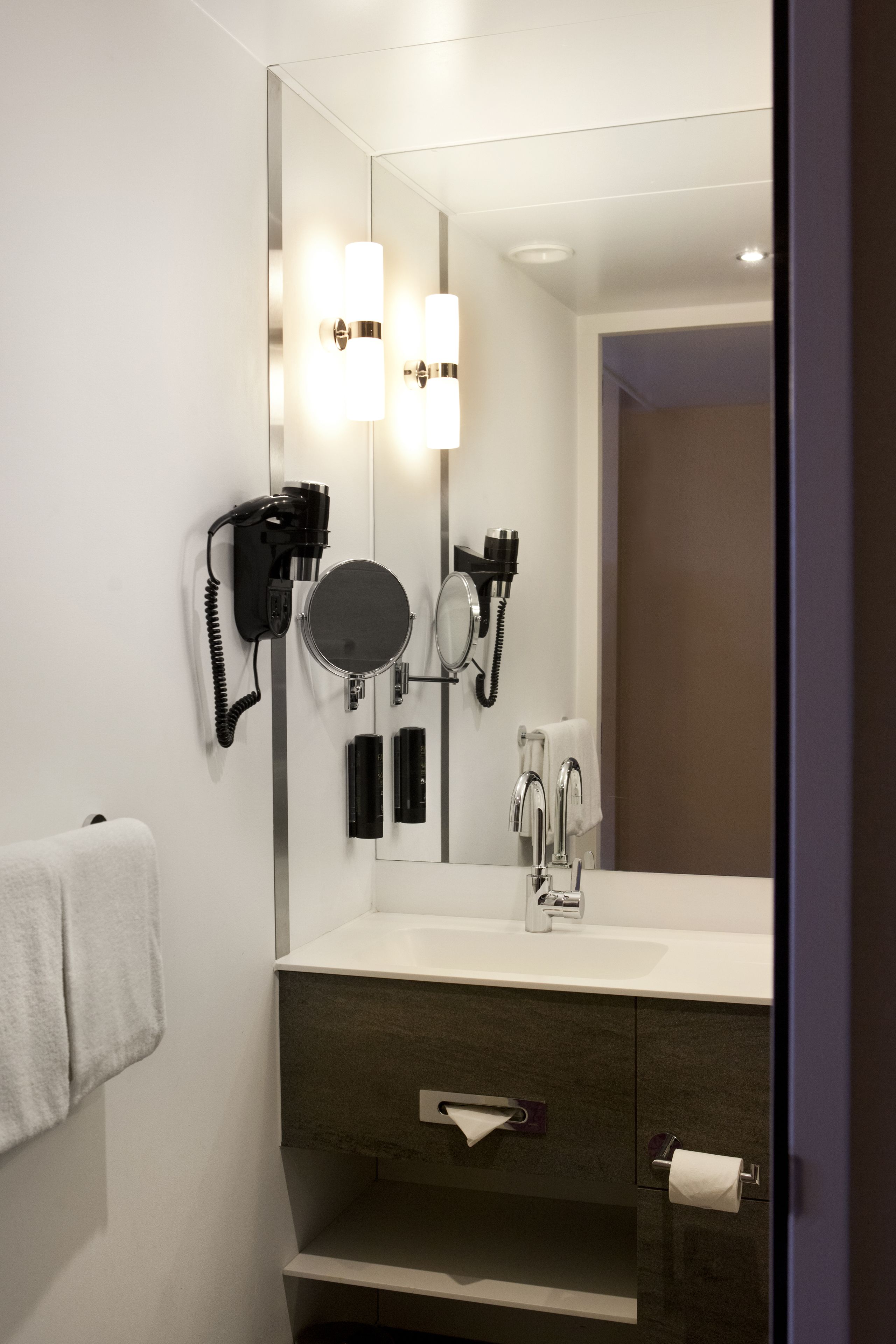 double room | bathroom | shower, free toiletries, hair dryer, towels