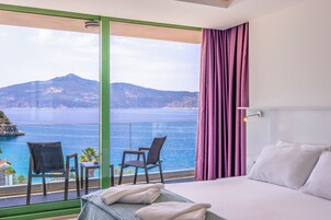 Deluxe Room | Premium bedding, minibar, desk, soundproofing