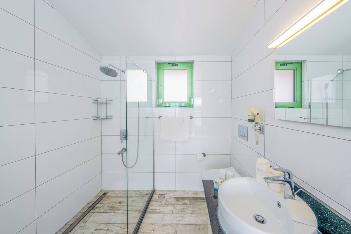 romantic double room | bathroom | shower, free toiletries, hair dryer, towels