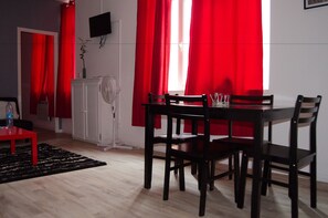 Apartament superior, 1 dormitori, sauna | Zona de menjador de l'habitació