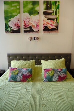 Minibar, decoración personalizada, muebles diferentes y escritorio 