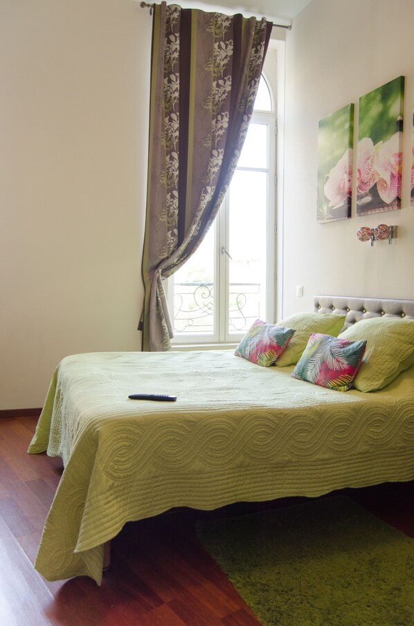 Minibar, decoración personalizada, muebles diferentes y escritorio 