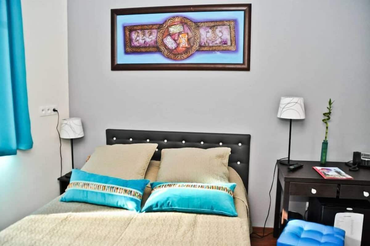 Double Room, Ensuite (Chambre Standard) | 1 bedroom, minibar, individually decorated, individually furnished