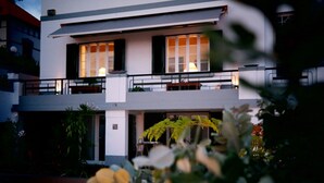 Un edificio moderno de dos pisos con balcones y ventanas grandes.